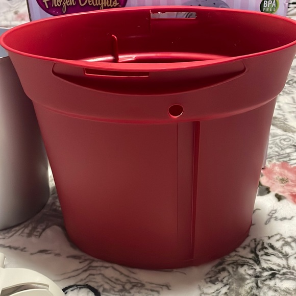 Ice Cream Maker - Picture 14 of 17